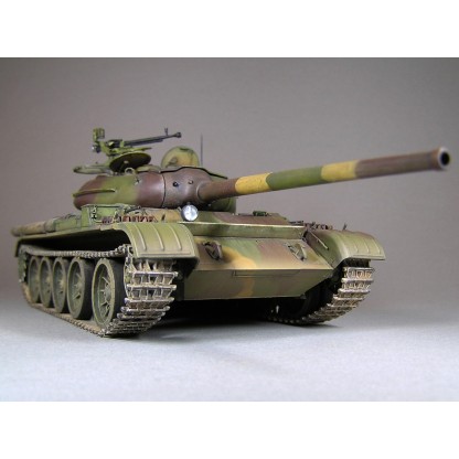 SU-85 Model 1943 (Early) with Crew 1/35 2