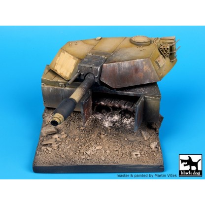 DESTROYED M1A1 ABRAMS BASE 1/35 9x9 ctms.