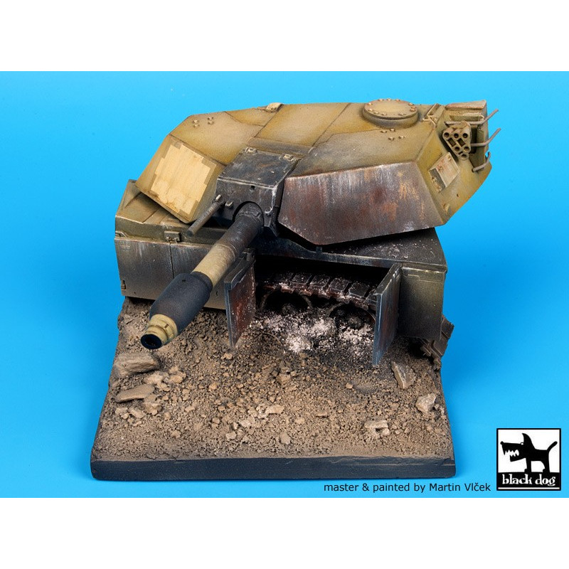 DESTROYED M1A1 ABRAMS BASE 1/35 9x9 ctms.