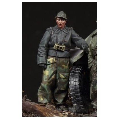SS Panzer Recon Officer 1 1/35